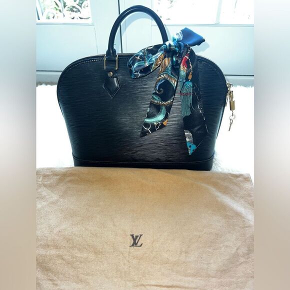 AUTHENTIC LOUIS VUITTON ALMA in Black Epi Leather - Picture 2 of 14